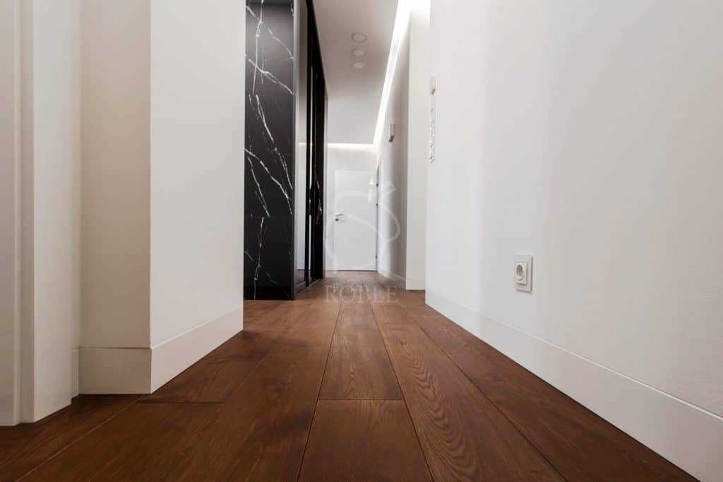 nowoczesne wnętrze z ciemnymi podłogami drewnianymi