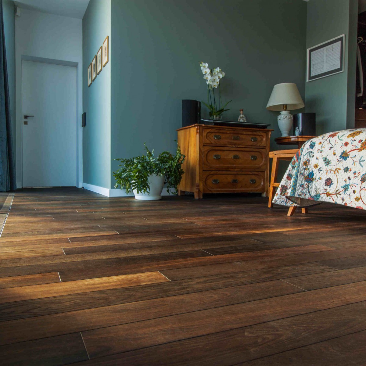 podłoga z desek opalanych